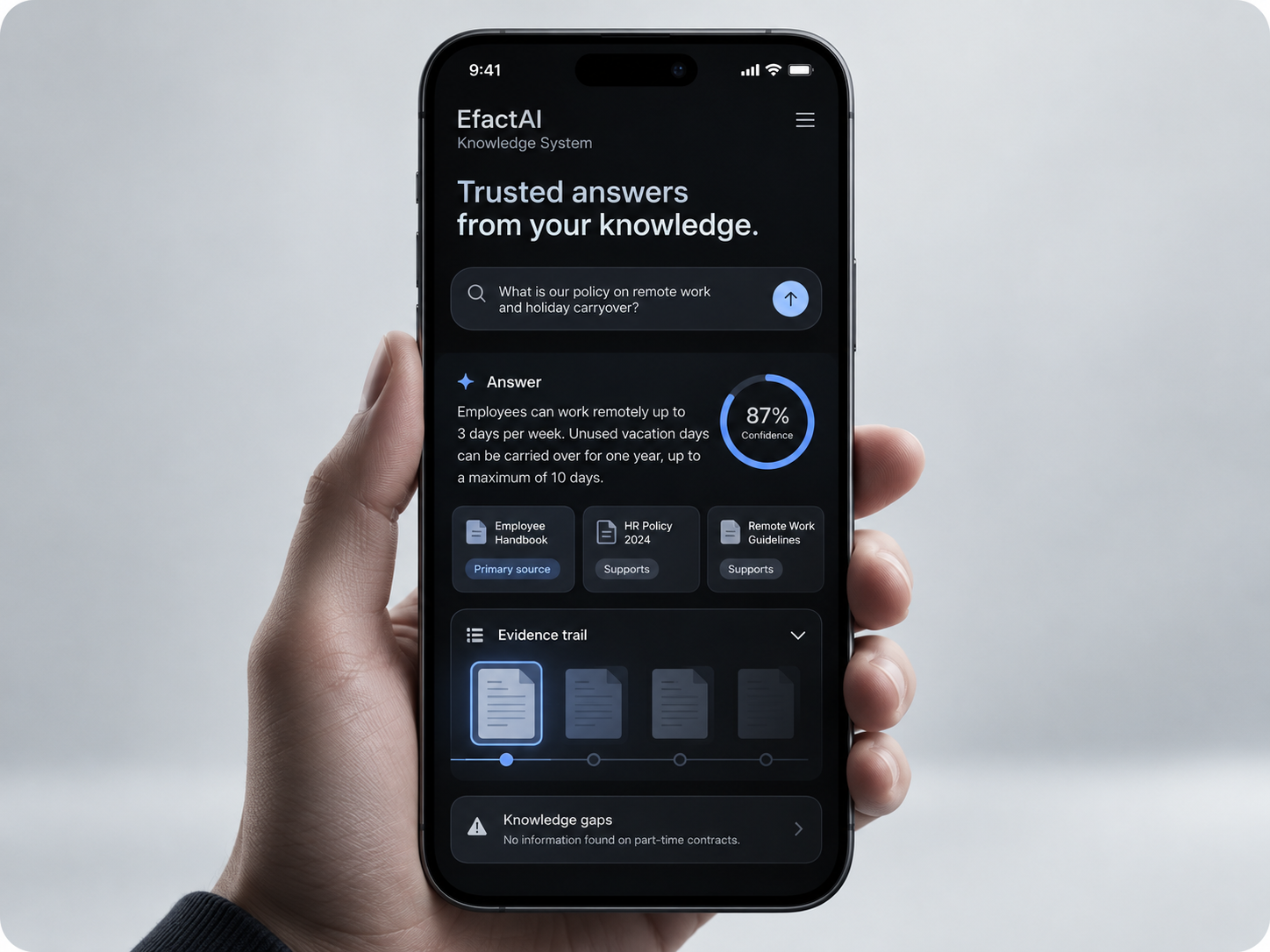 EfactAI Knowledge System als hochwertige iPhone-Produktansicht fuer belegte Antworten, Quellen und Wissensluecken.