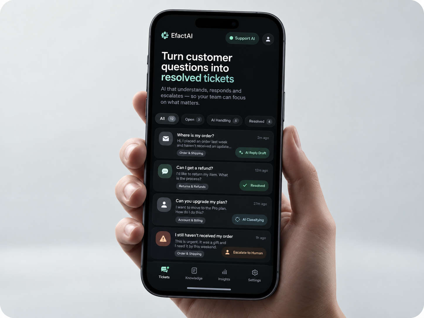 EfactAI Support AI als hochwertige iPhone-Produktansicht fuer Tickets, Antwortentwurf und Eskalation.